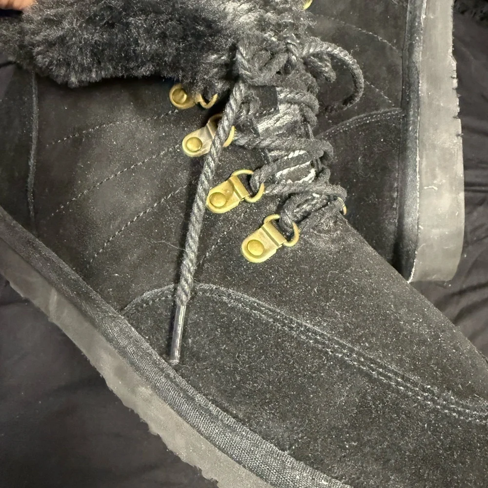 Lamo Women's Black Fur-Lined lace up Boots Sz 9 NEW